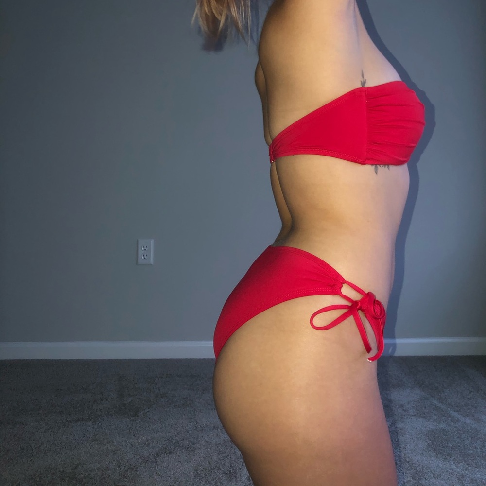 red bikini - Picture 3 of 4